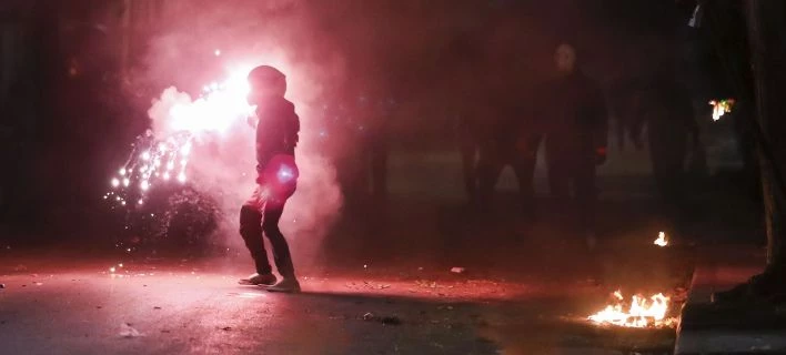 Πεδίο μάχης η Αλεξάνδρας: Επεισόδια μεταξύ οπαδών – Φωτιές, μολότοφ και χάος